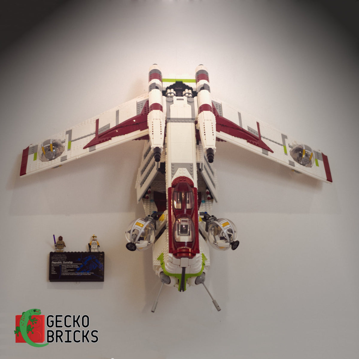 LEGO® Star Wars UCS Republic Gunship 75309 zwevend aan de muur met premium wandbeugel - aanzicht 2
