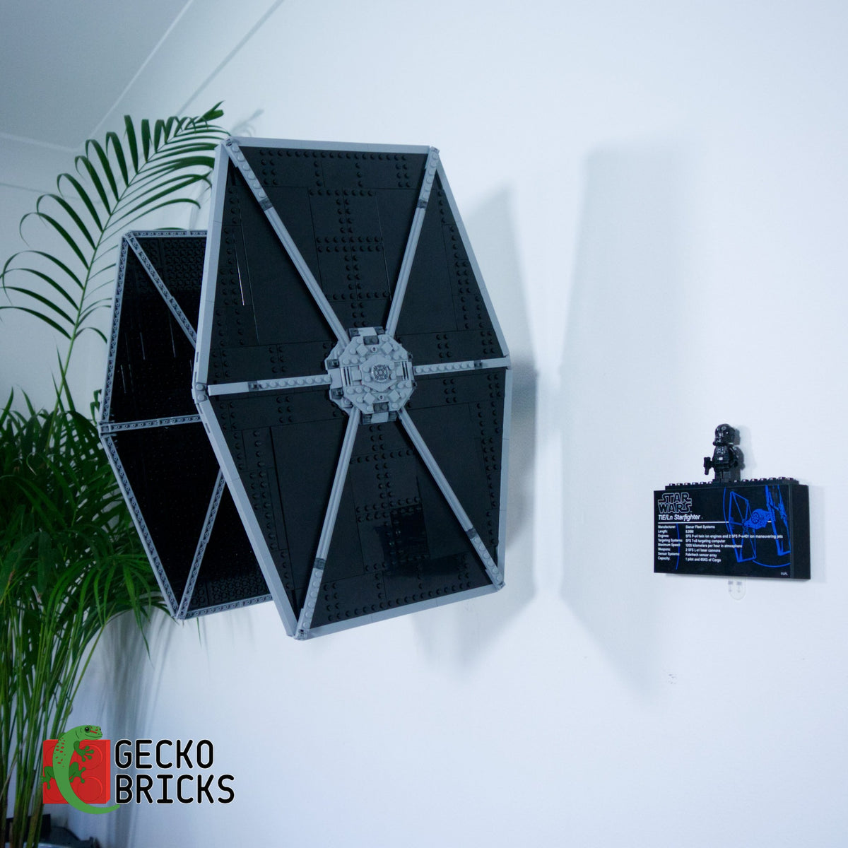 LEGO® Star Wars UCS TIE Fighter 75095 aan de muur met premium wandbeugel - vooraanzicht