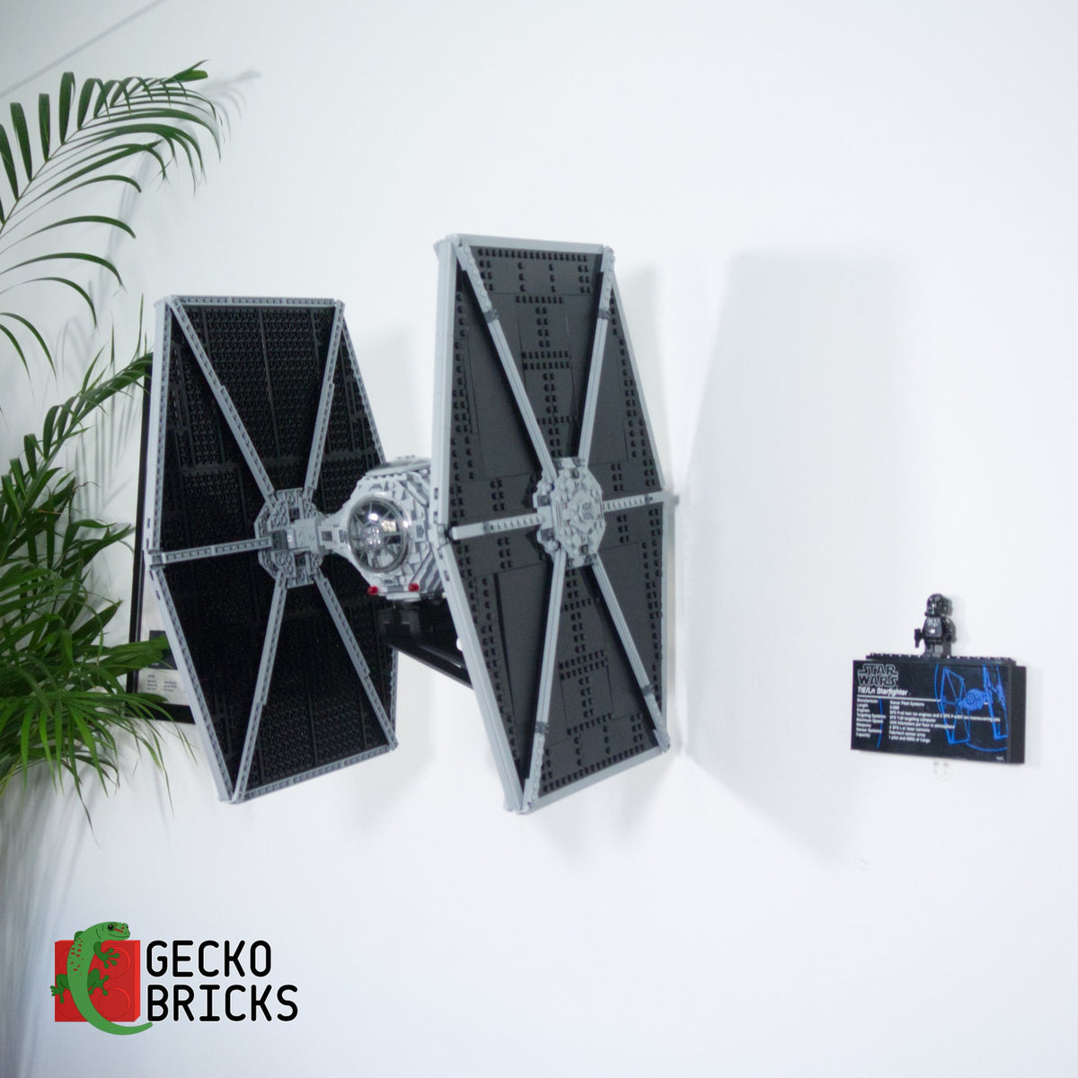 LEGO® Star Wars UCS TIE Fighter 75095 zwevend aan de muur met premium wandbeugel - aanzicht 2