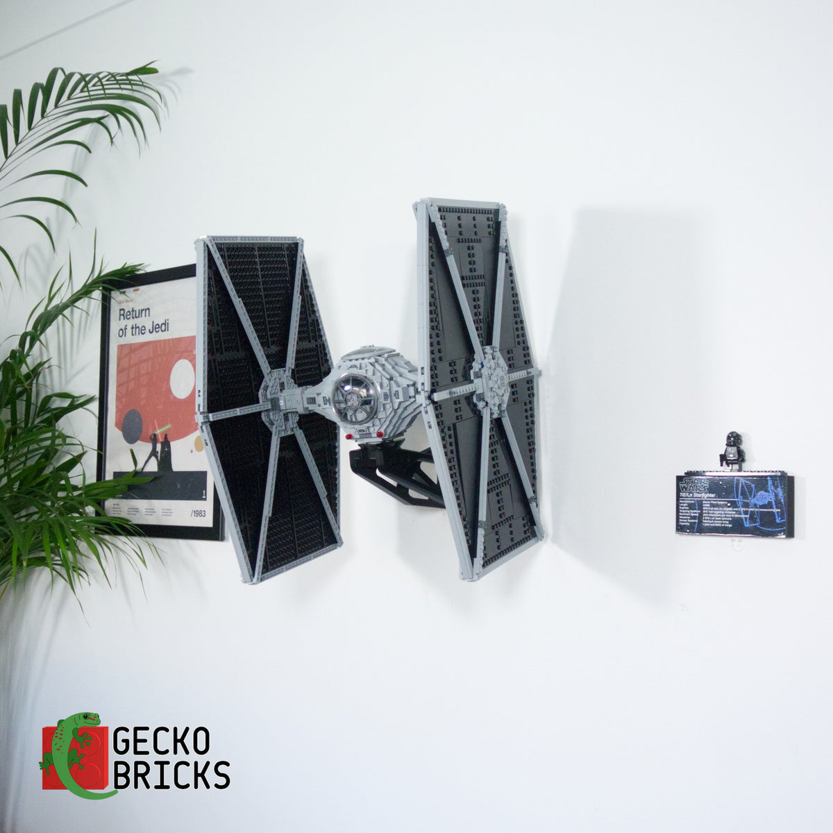 LEGO® Star Wars UCS TIE Fighter 75095 zwevend aan de muur met premium wandbeugel - aanzicht 3