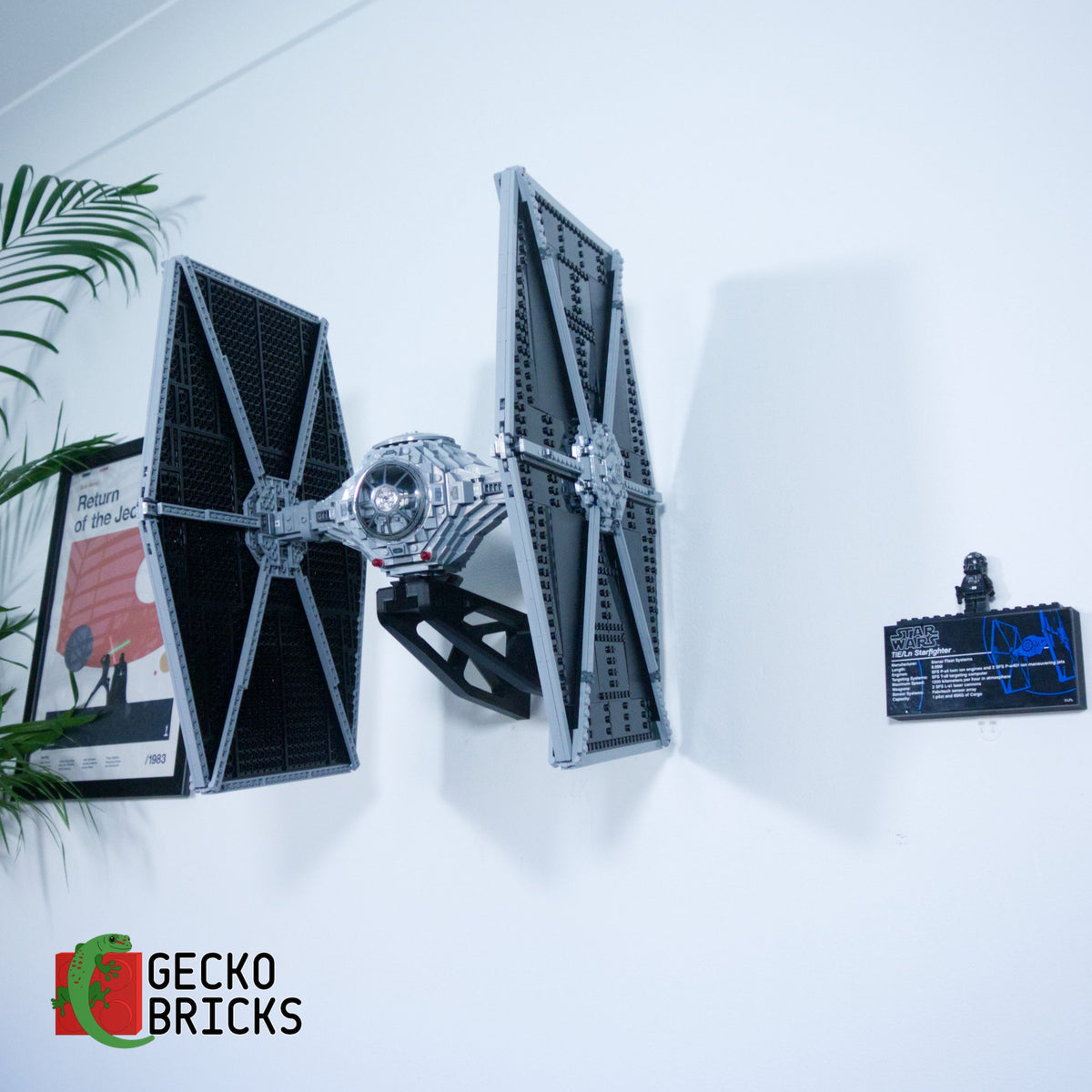 LEGO® Star Wars UCS TIE Fighter 75095 zwevend aan de muur met premium wandbeugel - aanzicht 4