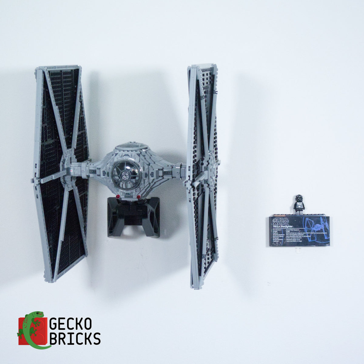 LEGO® Star Wars UCS TIE Fighter 75095 zwevend aan de muur met premium wandbeugel - aanzicht 5