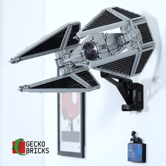 LEGO® Star Wars UCS TIE Interceptor 75382 aan de muur met premium wandbeugel - vooraanzicht