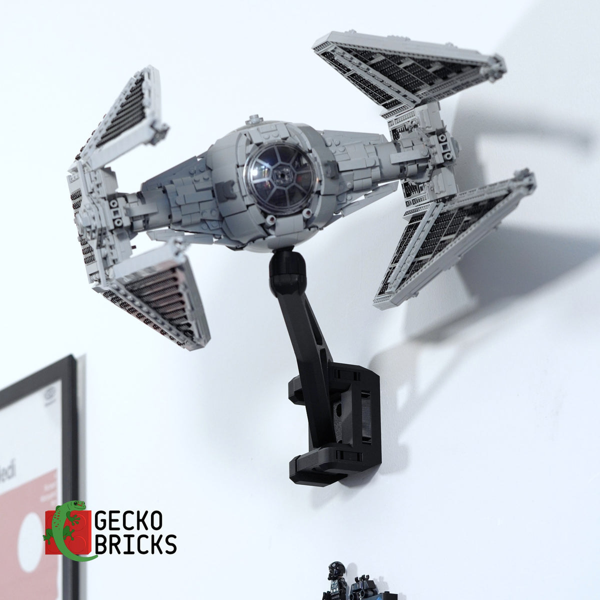 LEGO® Star Wars UCS TIE Interceptor 75382 zwevend aan de muur met premium wandbeugel - aanzicht 2