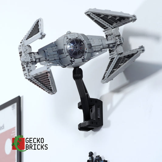 LEGO® Star Wars UCS TIE Interceptor 75382 zwevend aan de muur met premium wandbeugel - aanzicht 2