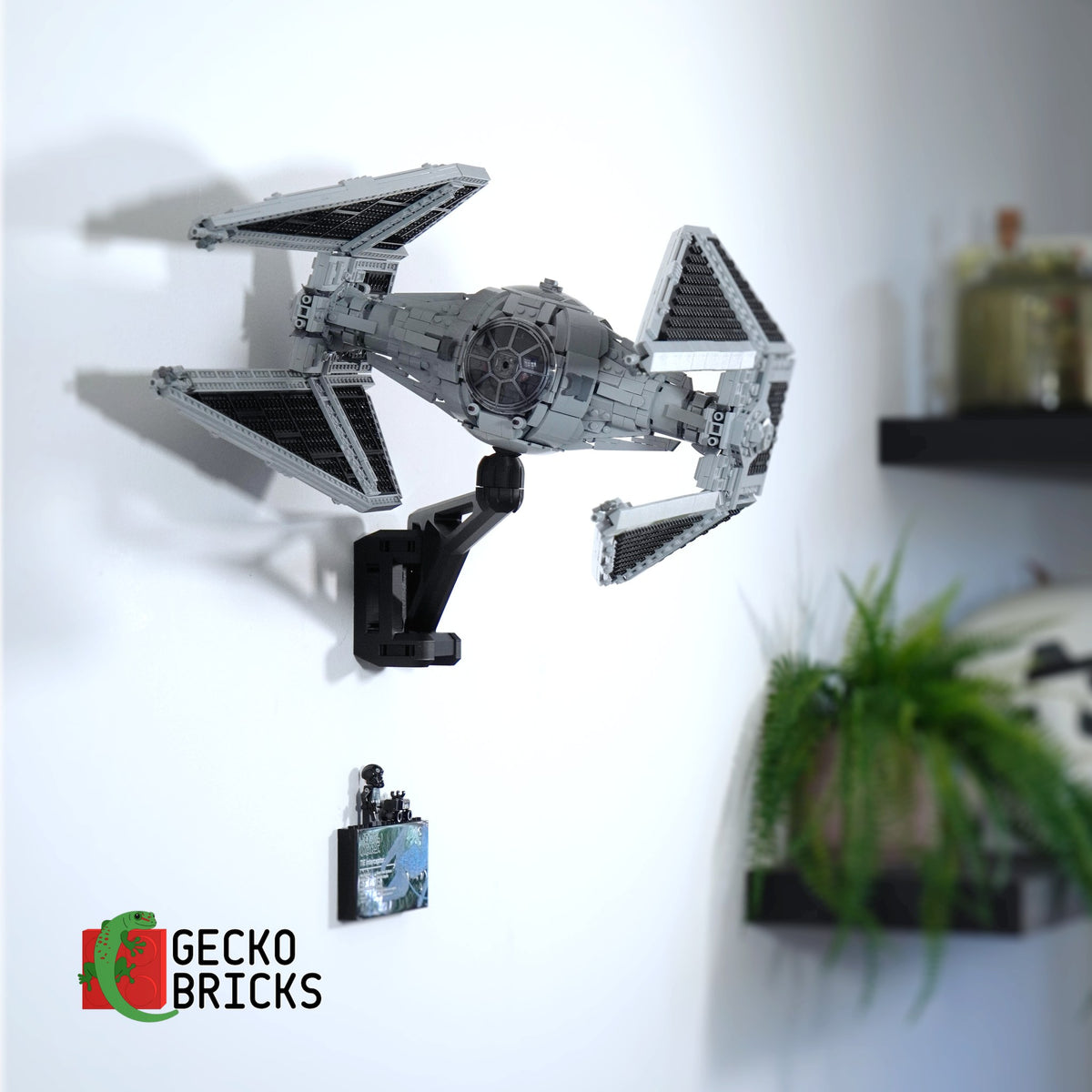 LEGO® Star Wars UCS TIE Interceptor 75382 zwevend aan de muur met premium wandbeugel - aanzicht 3