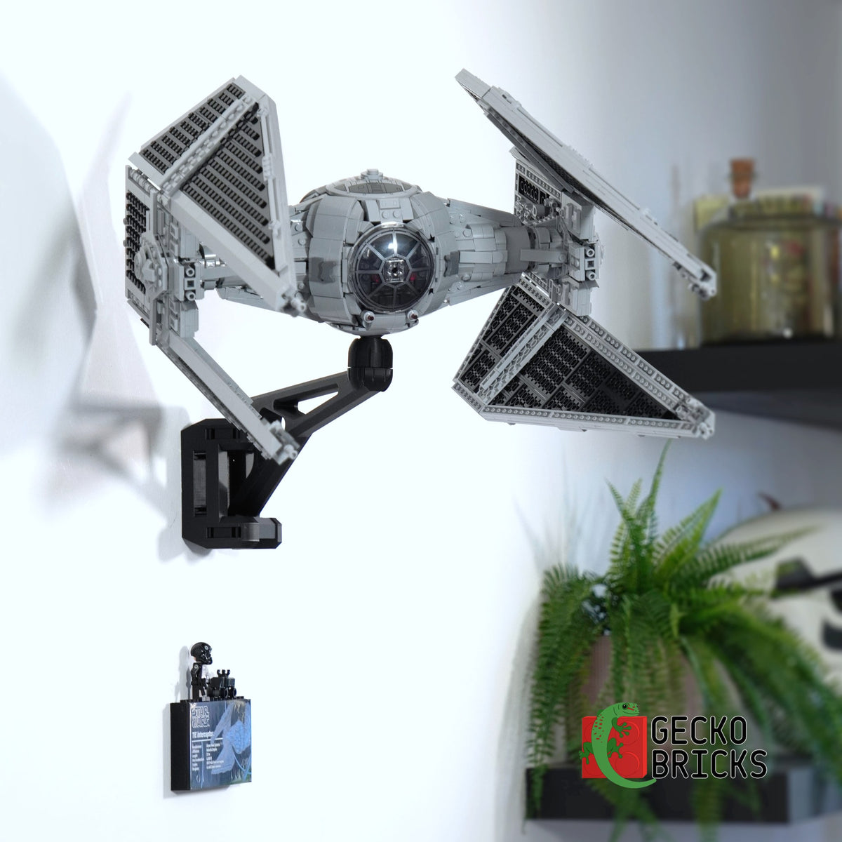 LEGO® Star Wars UCS TIE Interceptor 75382 zwevend aan de muur met premium wandbeugel - aanzicht 4