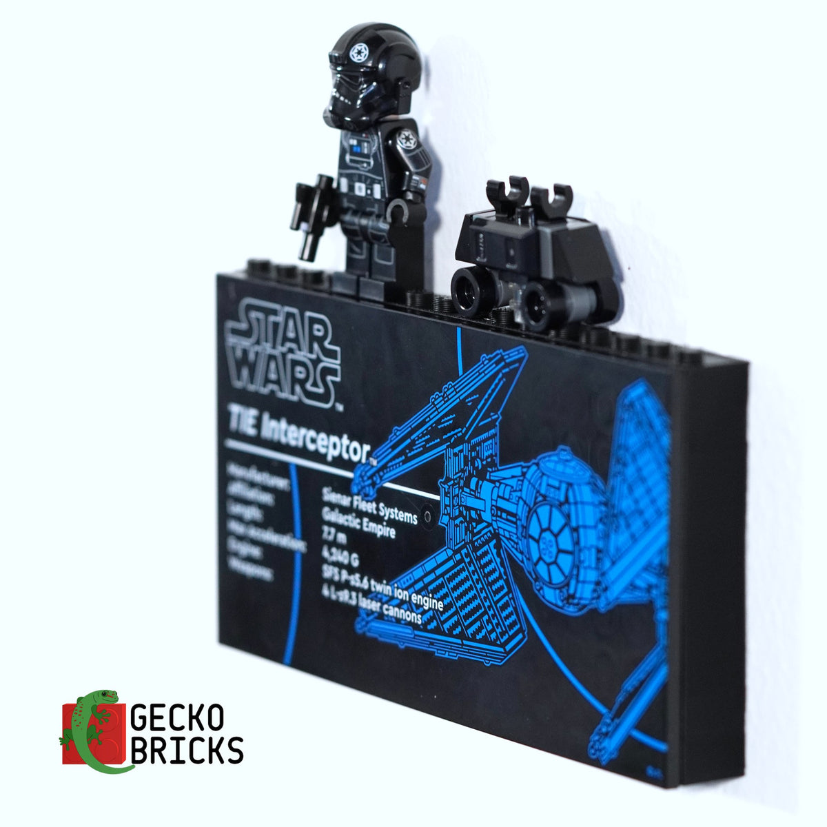 LEGO® Star Wars UCS TIE Interceptor 75382 zwevend aan de muur met premium wandbeugel - aanzicht 7
