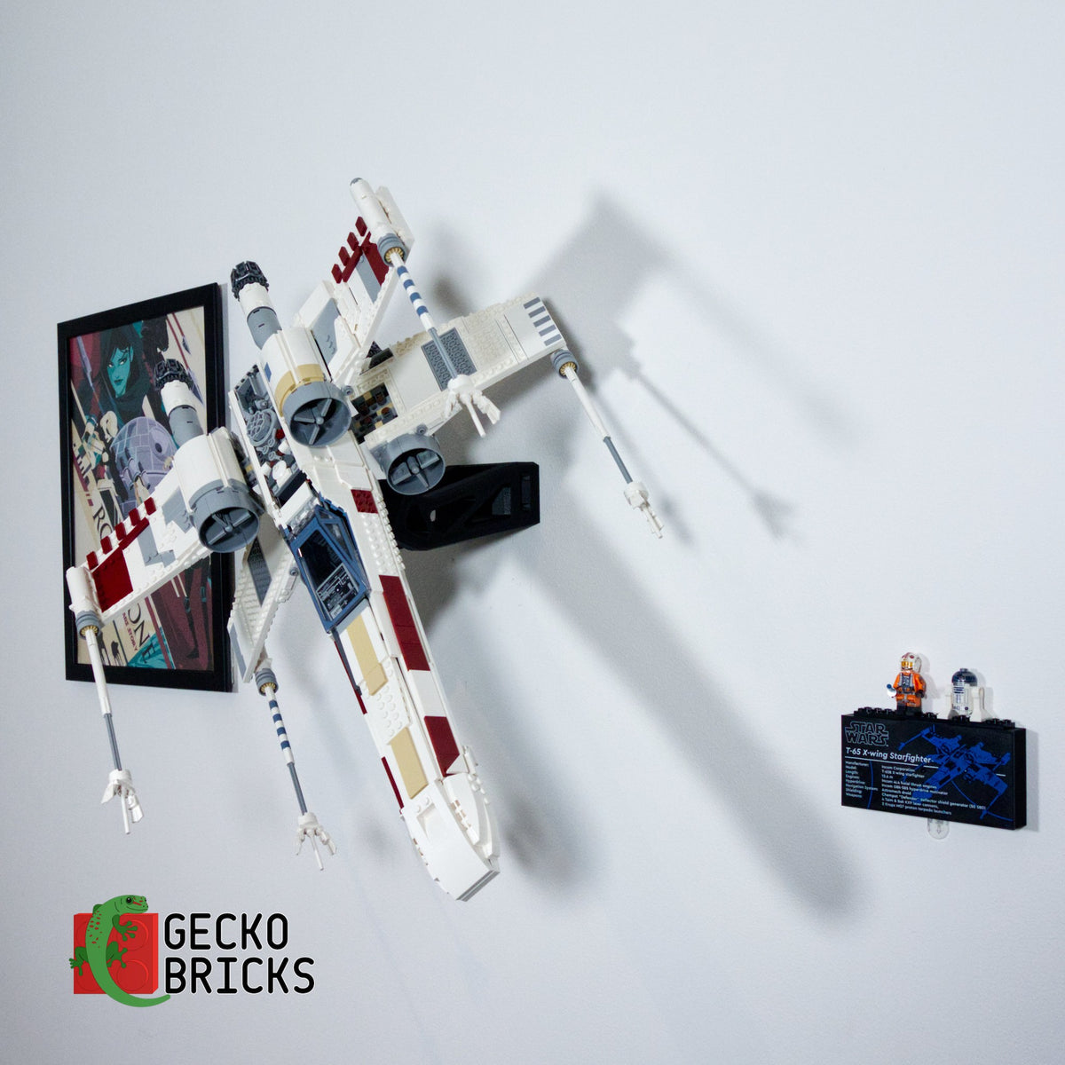 LEGO® Star Wars UCS X-Wing Starfighter 75355 aan de muur met premium wandbeugel - vooraanzicht