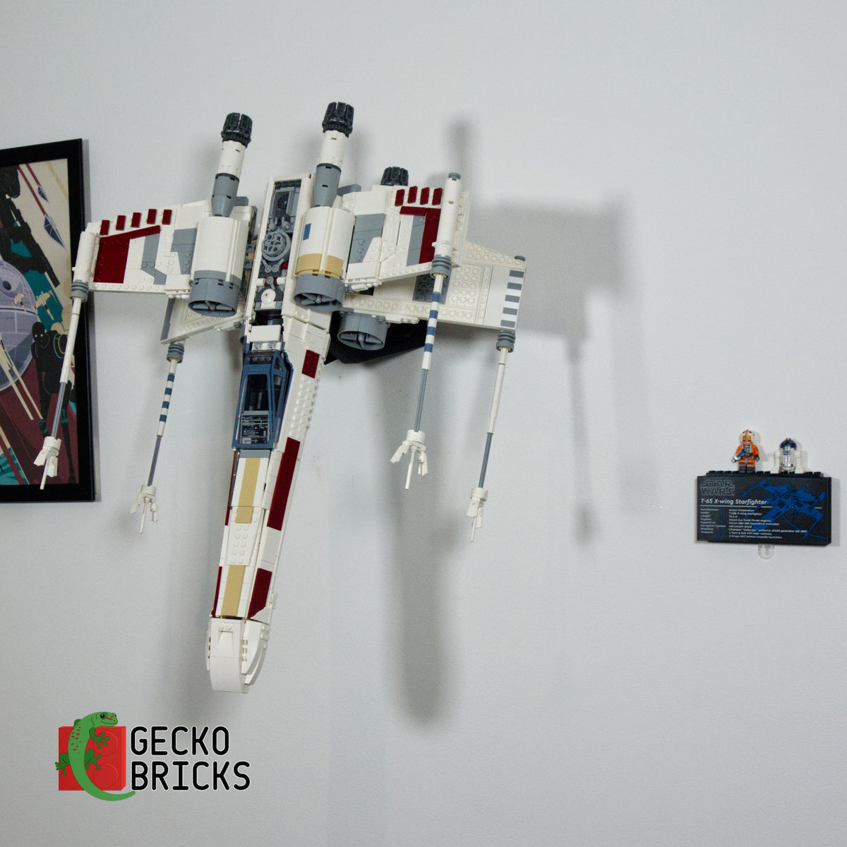 LEGO® Star Wars UCS X-Wing Starfighter 75355 zwevend aan de muur met premium wandbeugel - aanzicht 2