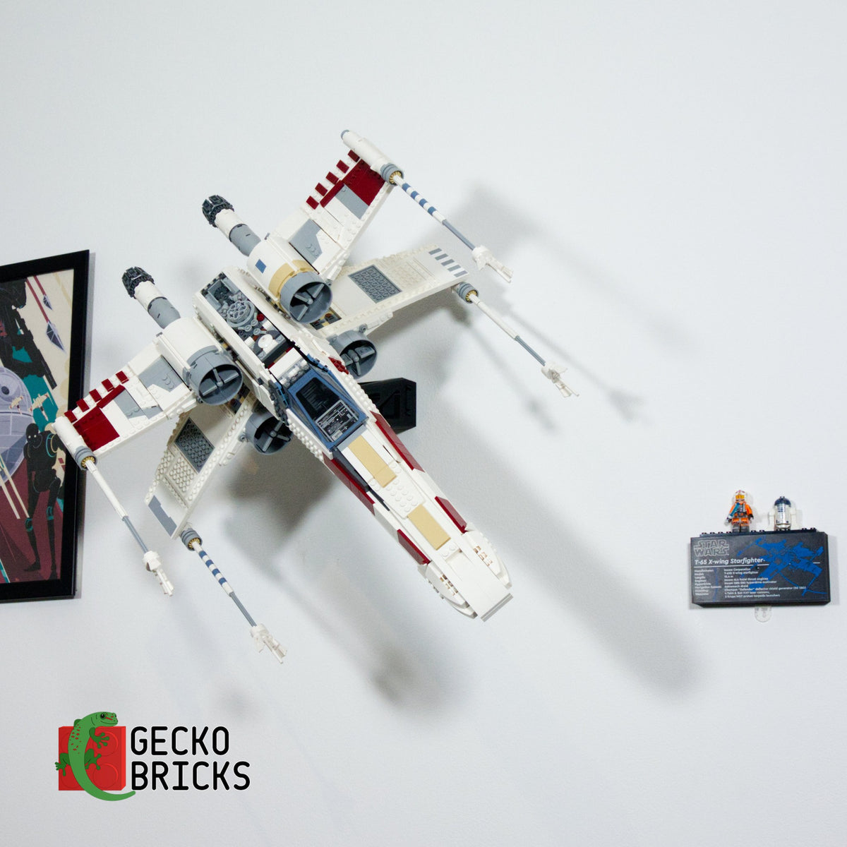 LEGO® Star Wars UCS X-Wing Starfighter 75355 zwevend aan de muur met premium wandbeugel - aanzicht 3