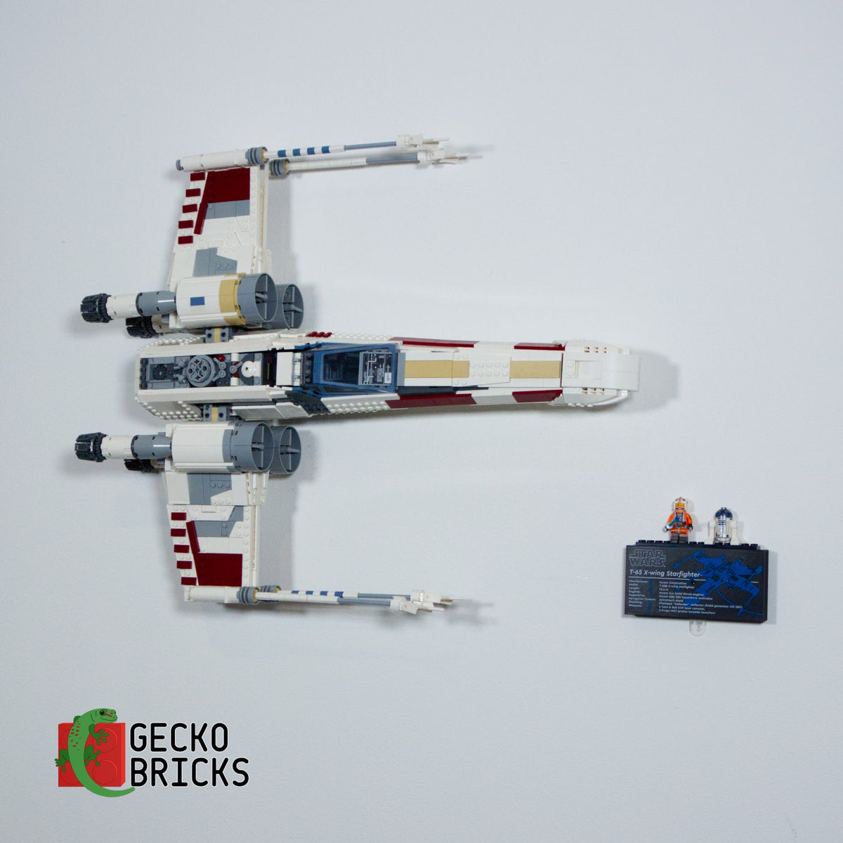 LEGO® Star Wars UCS X-Wing Starfighter 75355 zwevend aan de muur met premium wandbeugel - aanzicht 4