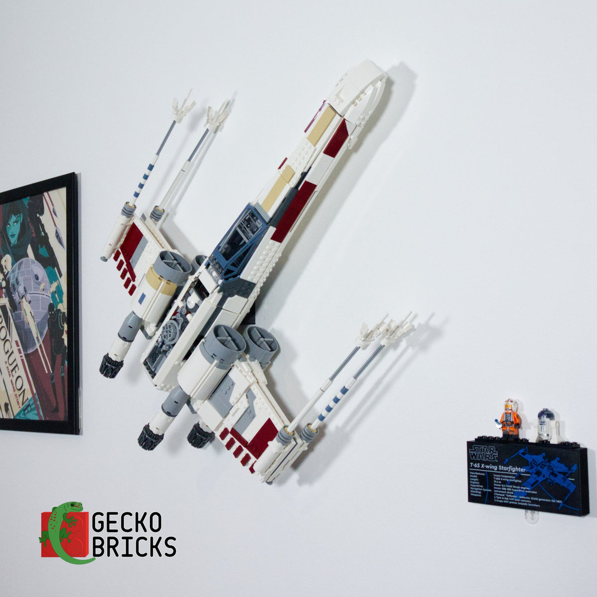 LEGO® Star Wars UCS X-Wing Starfighter 75355 zwevend aan de muur met premium wandbeugel - aanzicht 5
