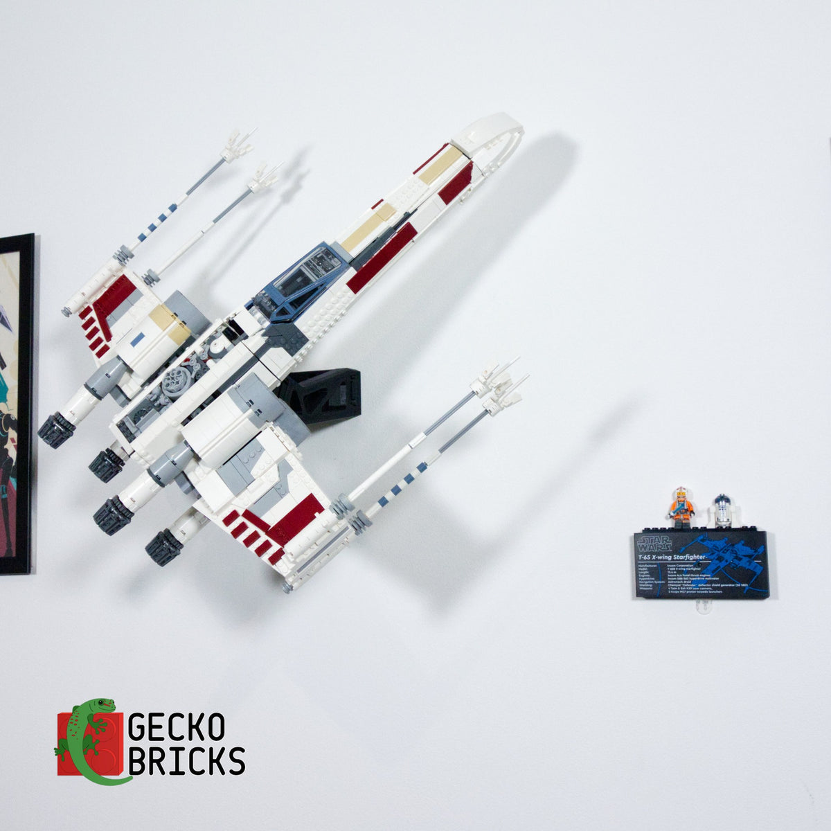 LEGO® Star Wars UCS X-Wing Starfighter 75355 zwevend aan de muur met premium wandbeugel - aanzicht 6