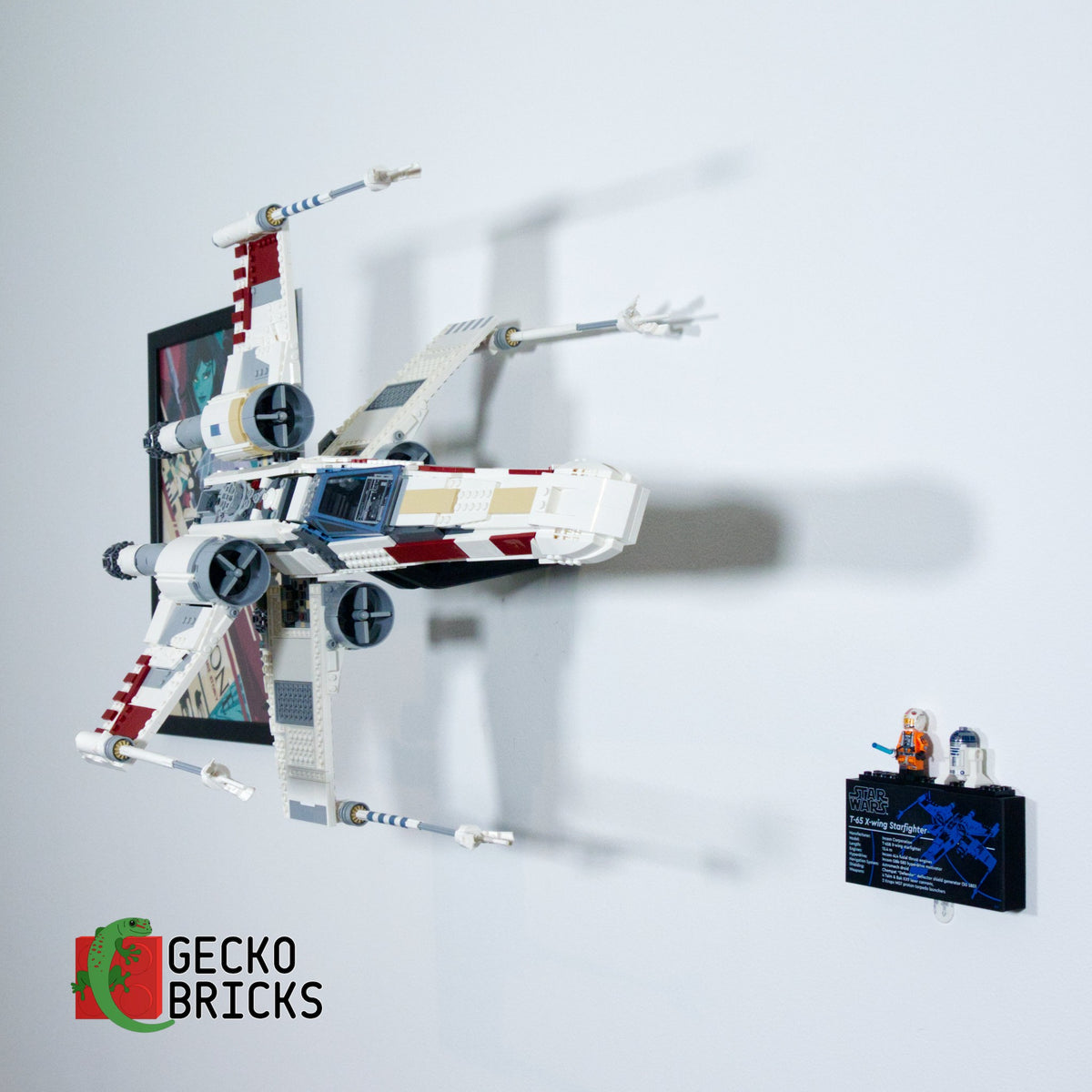 LEGO® Star Wars UCS X-Wing Starfighter 75355 zwevend aan de muur met premium wandbeugel - aanzicht 7