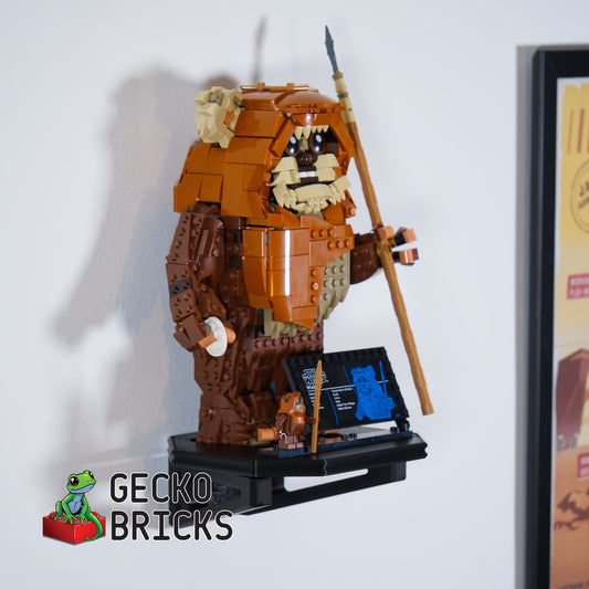 LEGO® Star Wars Wicket the Ewok 75430 aan de muur met premium wandbeugel - vooraanzicht
