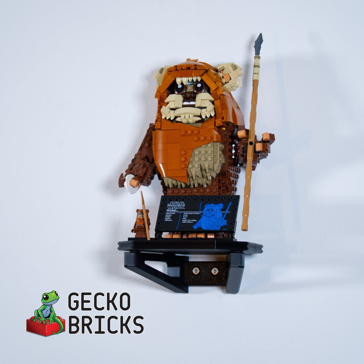 LEGO® Star Wars Wicket the Ewok 75430 zwevend aan de muur met premium wandbeugel - aanzicht 2