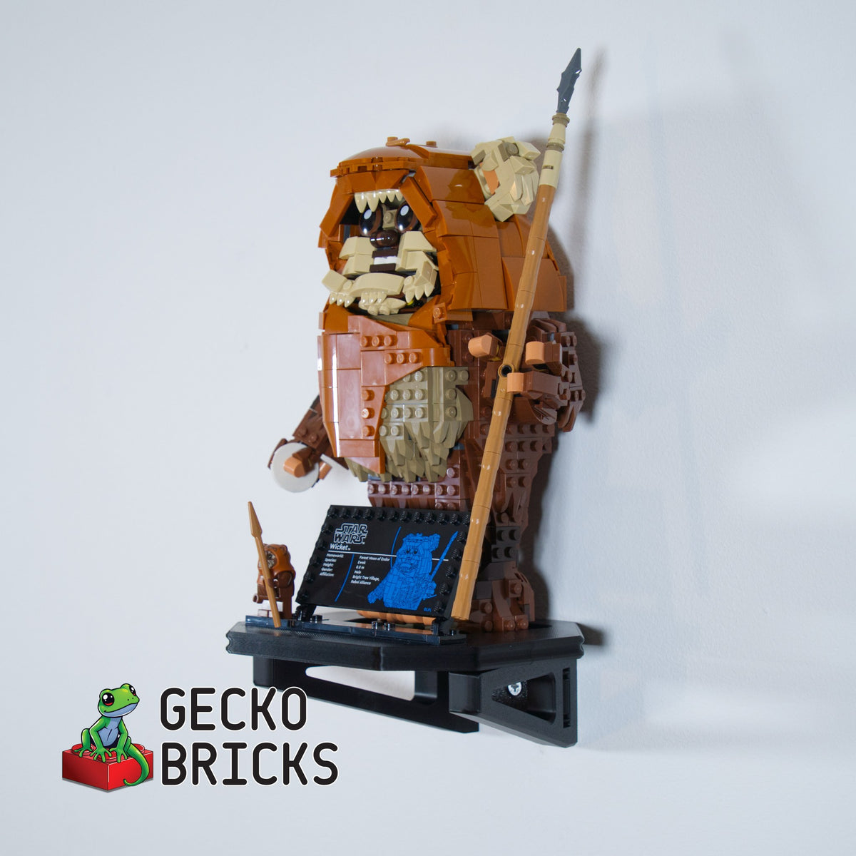LEGO® Star Wars Wicket the Ewok 75430 zwevend aan de muur met premium wandbeugel - aanzicht 3