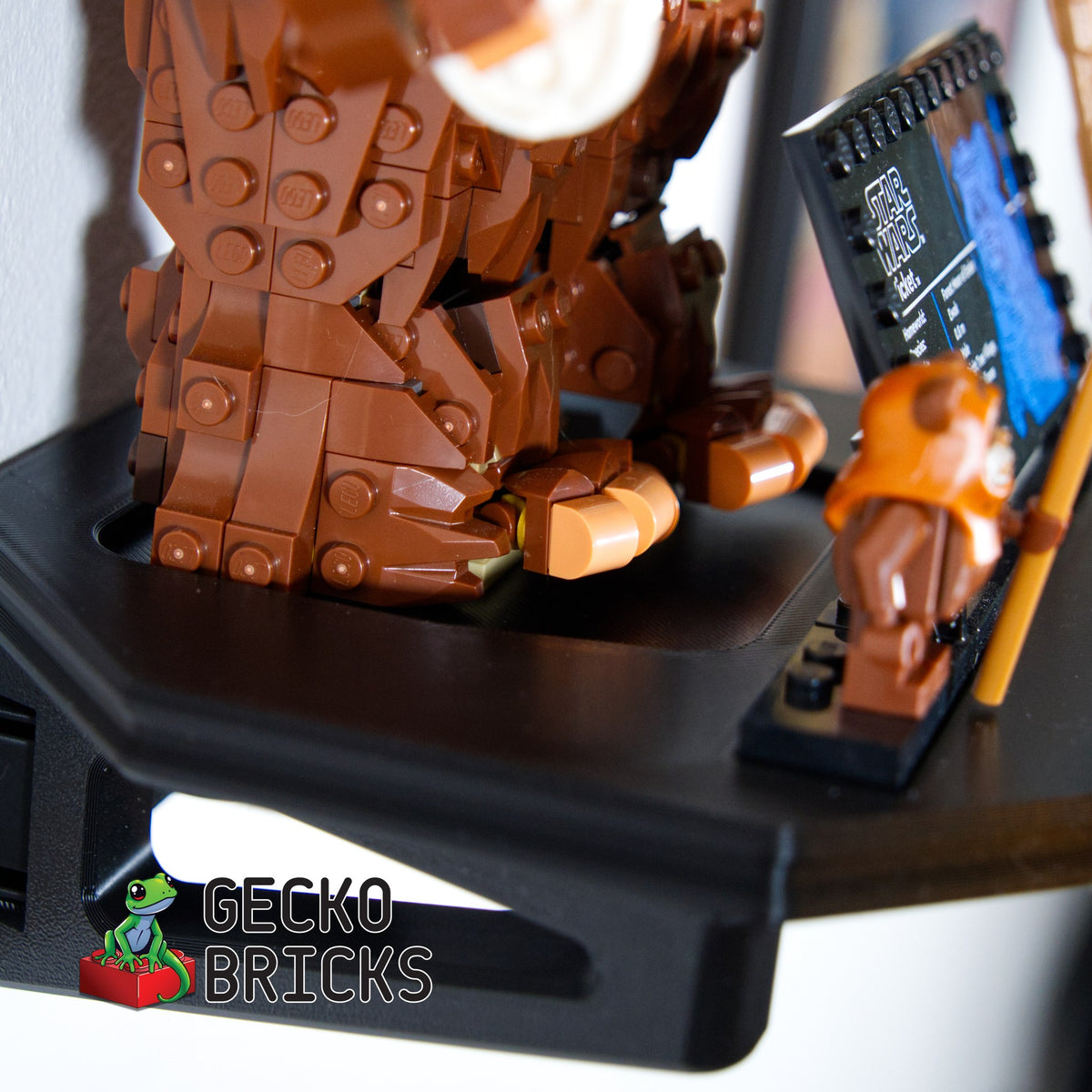 LEGO® Star Wars Wicket the Ewok 75430 zwevend aan de muur met premium wandbeugel - aanzicht 4