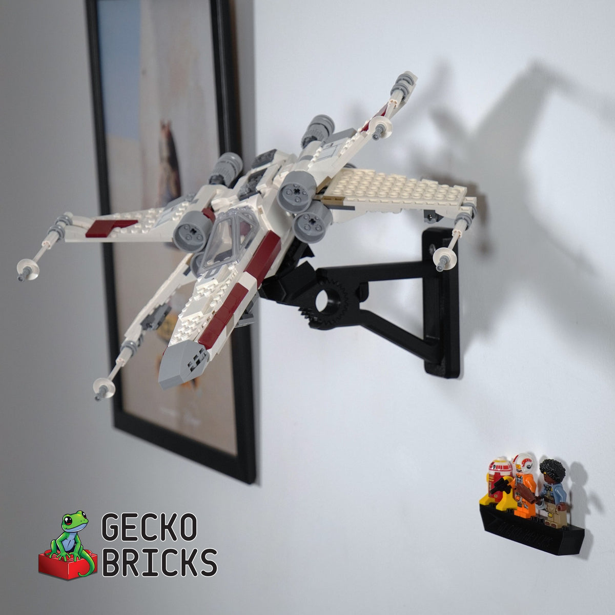 LEGO® Star Wars X-Wing & TIE Fighter Mash-up 75393 aan de muur met premium wandbeugel - vooraanzicht