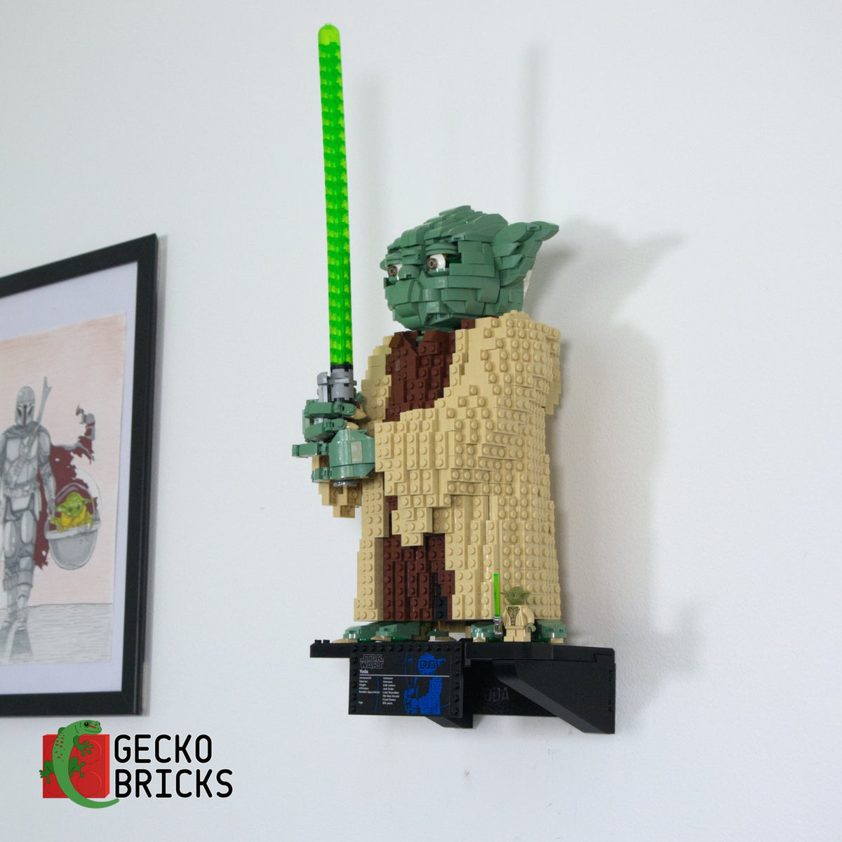 LEGO® Star Wars Yoda 75255 aan de muur met premium wandbeugel - vooraanzicht
