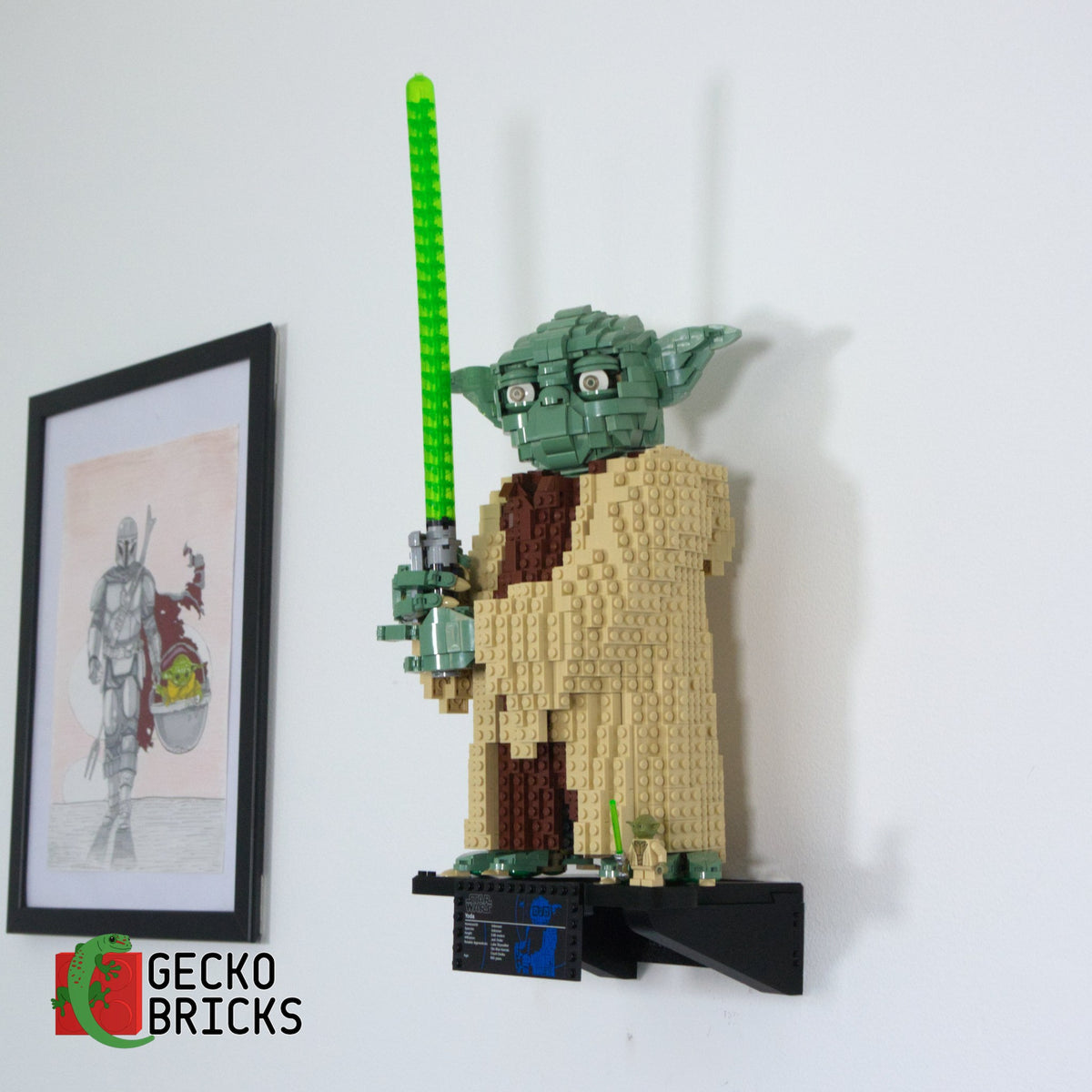 LEGO® Star Wars Yoda 75255 zwevend aan de muur met premium wandbeugel - aanzicht 3
