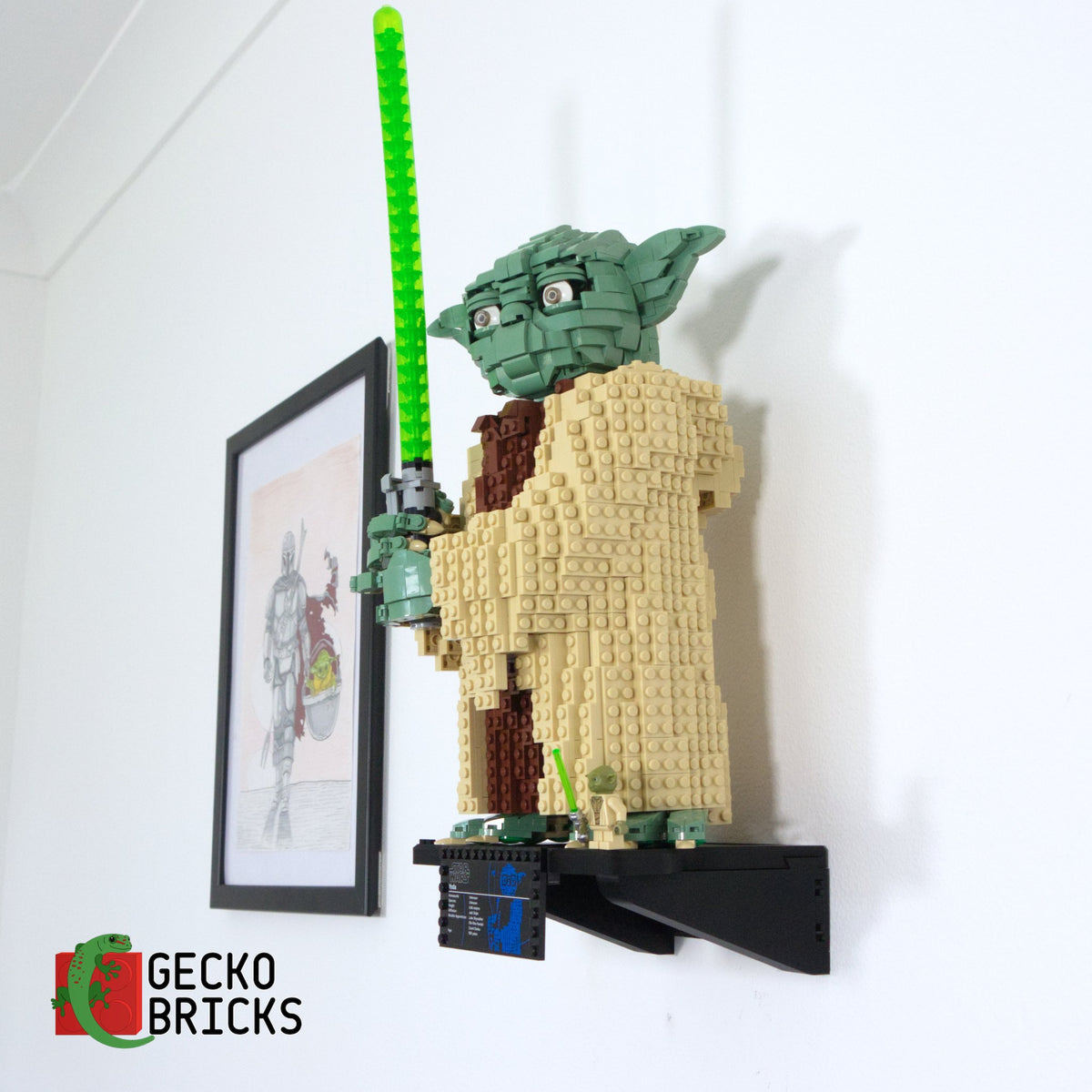 LEGO® Star Wars Yoda 75255 zwevend aan de muur met premium wandbeugel - aanzicht 4