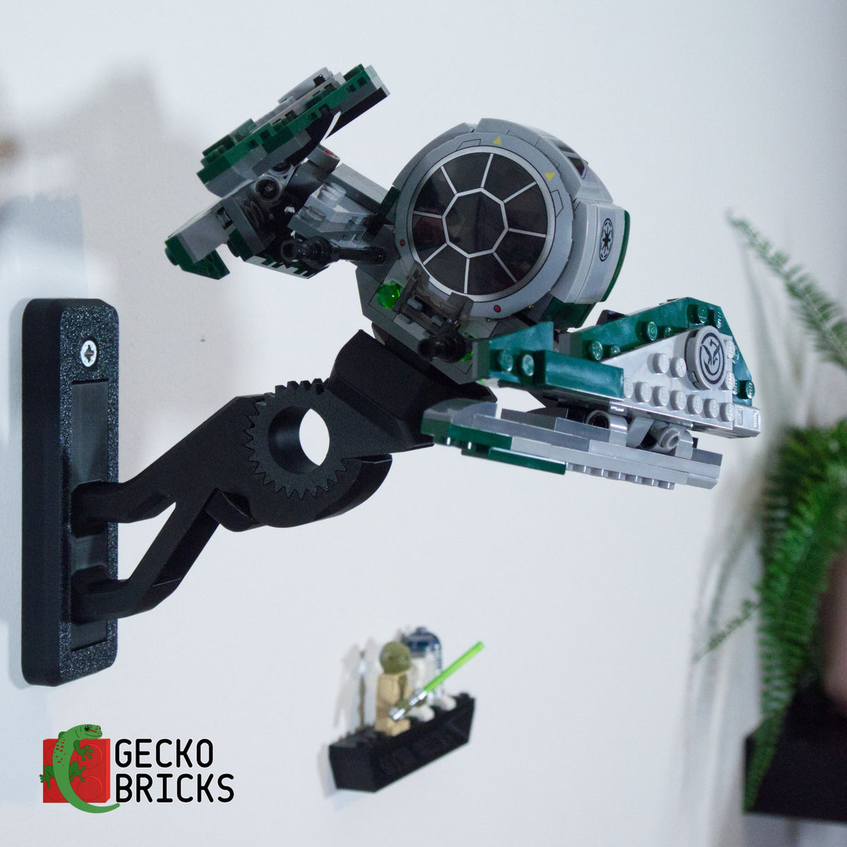 LEGO® Star Wars Yoda's Jedi Starfighter 75360 aan de muur met premium wandbeugel - vooraanzicht