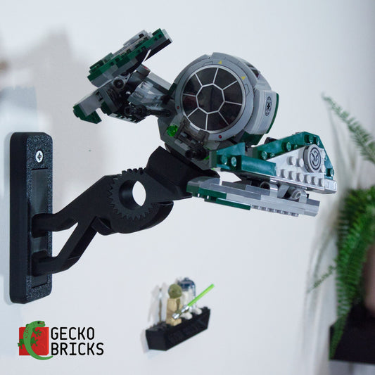 LEGO® Star Wars Yoda's Jedi Starfighter 75360 aan de muur met premium wandbeugel - vooraanzicht