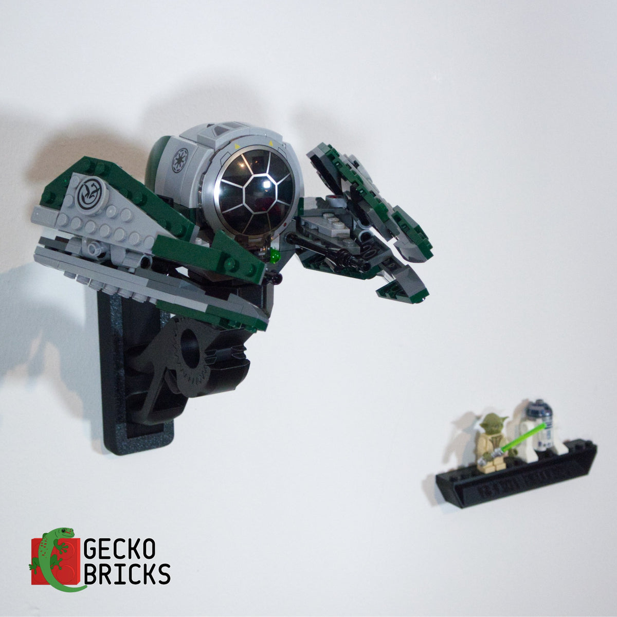 LEGO® Star Wars Yoda's Jedi Starfighter 75360 zwevend aan de muur met premium wandbeugel - aanzicht 2