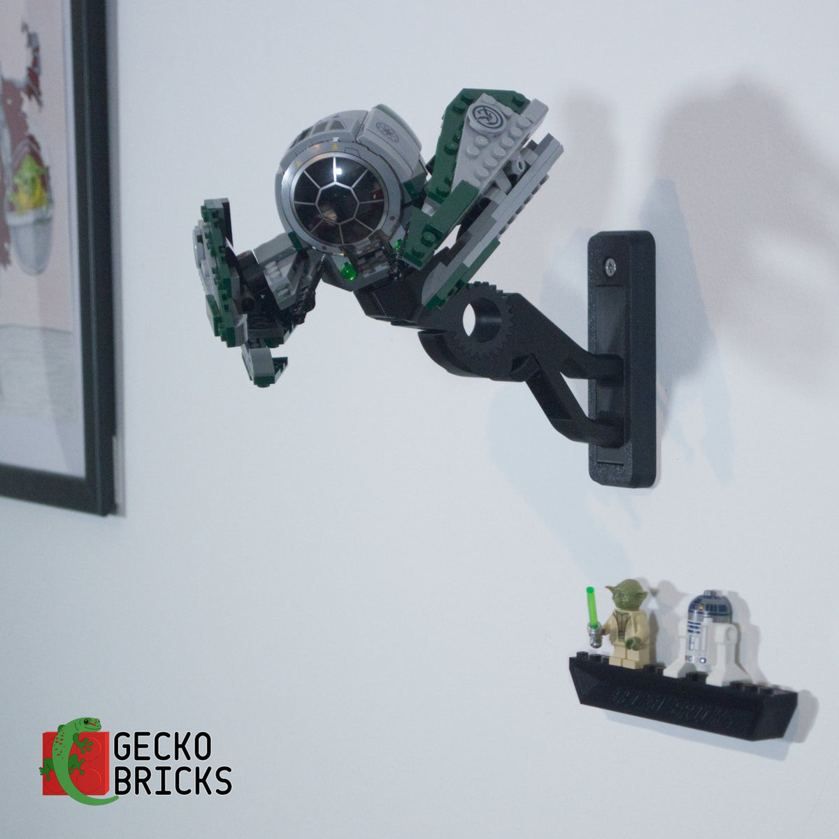 LEGO® Star Wars Yoda's Jedi Starfighter 75360 zwevend aan de muur met premium wandbeugel - aanzicht 3