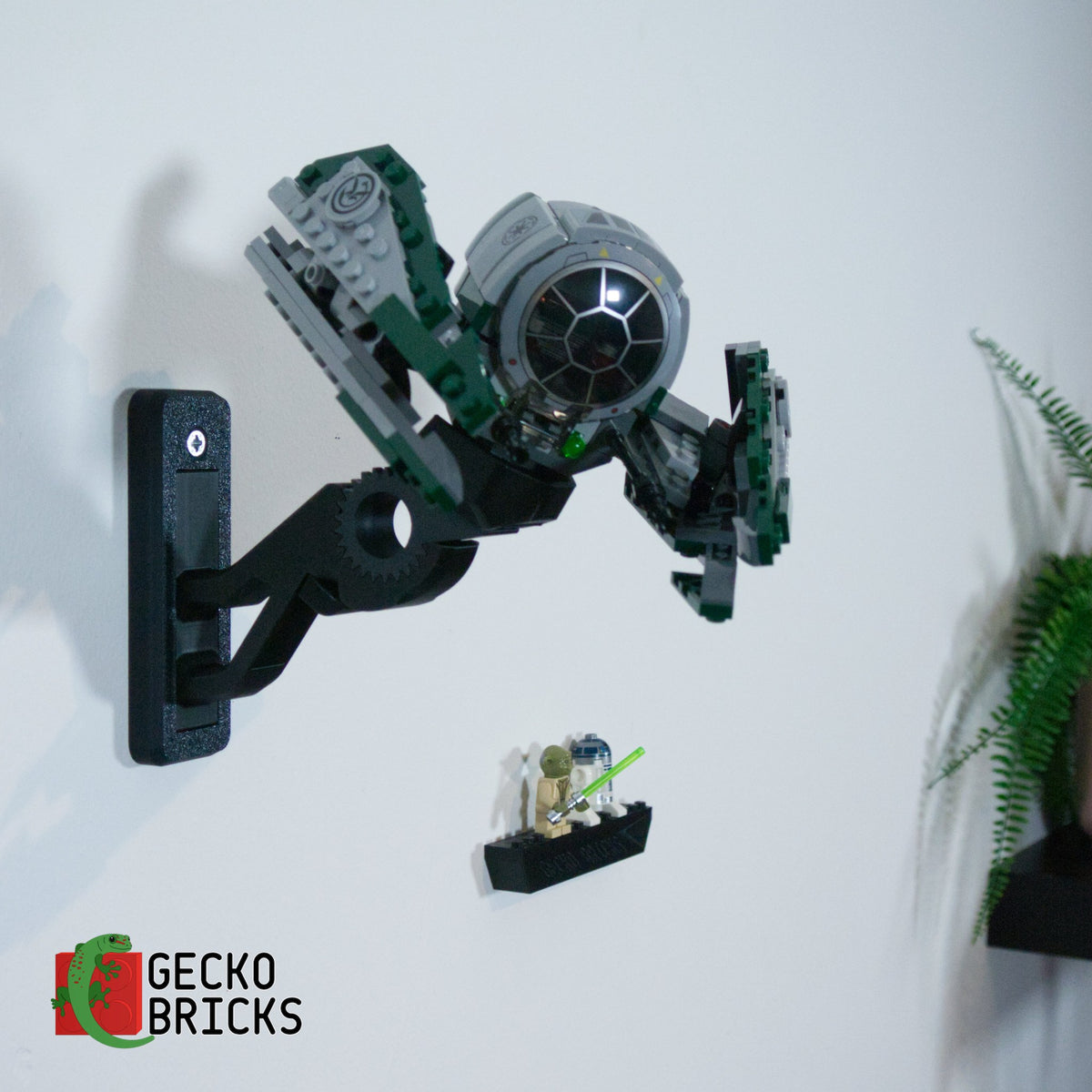 LEGO® Star Wars Yoda's Jedi Starfighter 75360 zwevend aan de muur met premium wandbeugel - aanzicht 4