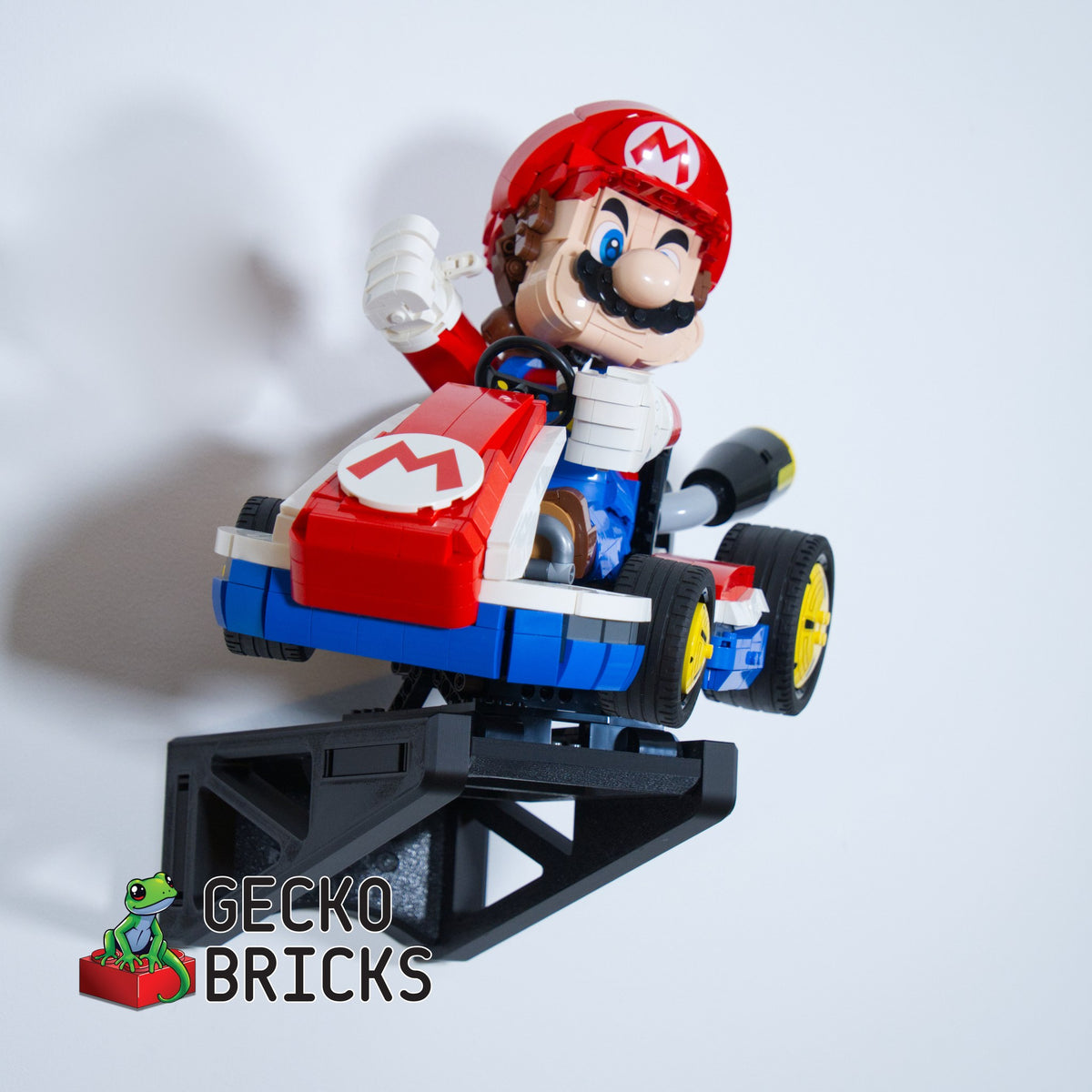 LEGO® Super Mario Mario Kart Mario & Standard Kart 72037 aan de muur met premium wandbeugel - vooraanzicht