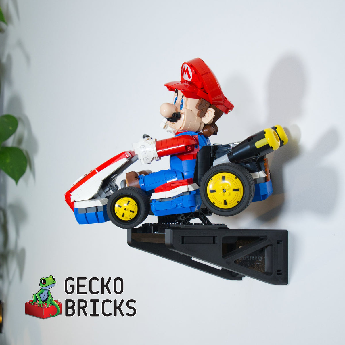 LEGO® Super Mario Mario Kart Mario & Standard Kart 72037 zwevend aan de muur met premium wandbeugel - aanzicht 3
