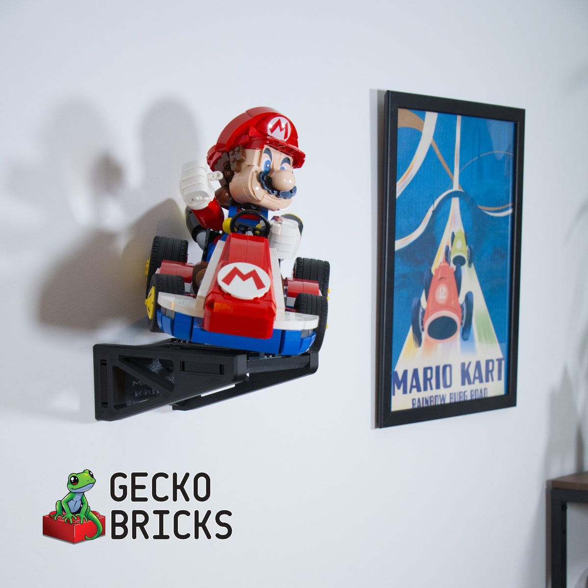 LEGO® Super Mario Mario Kart Mario & Standard Kart 72037 zwevend aan de muur met premium wandbeugel - aanzicht 4