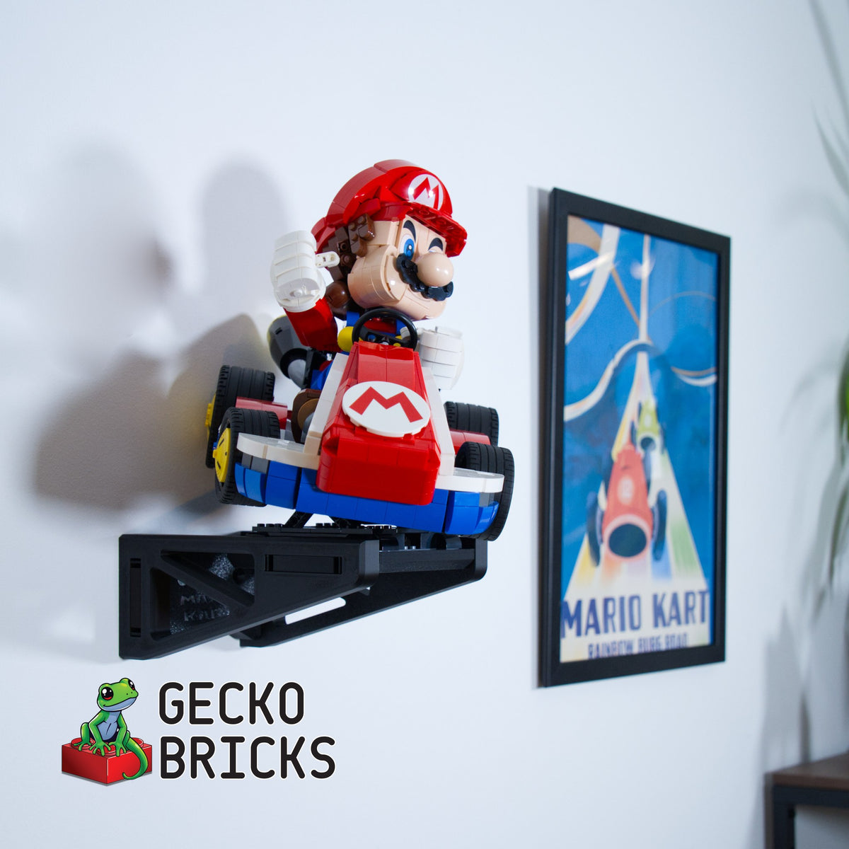 LEGO® Super Mario Mario Kart Mario & Standard Kart 72037 zwevend aan de muur met premium wandbeugel - aanzicht 5