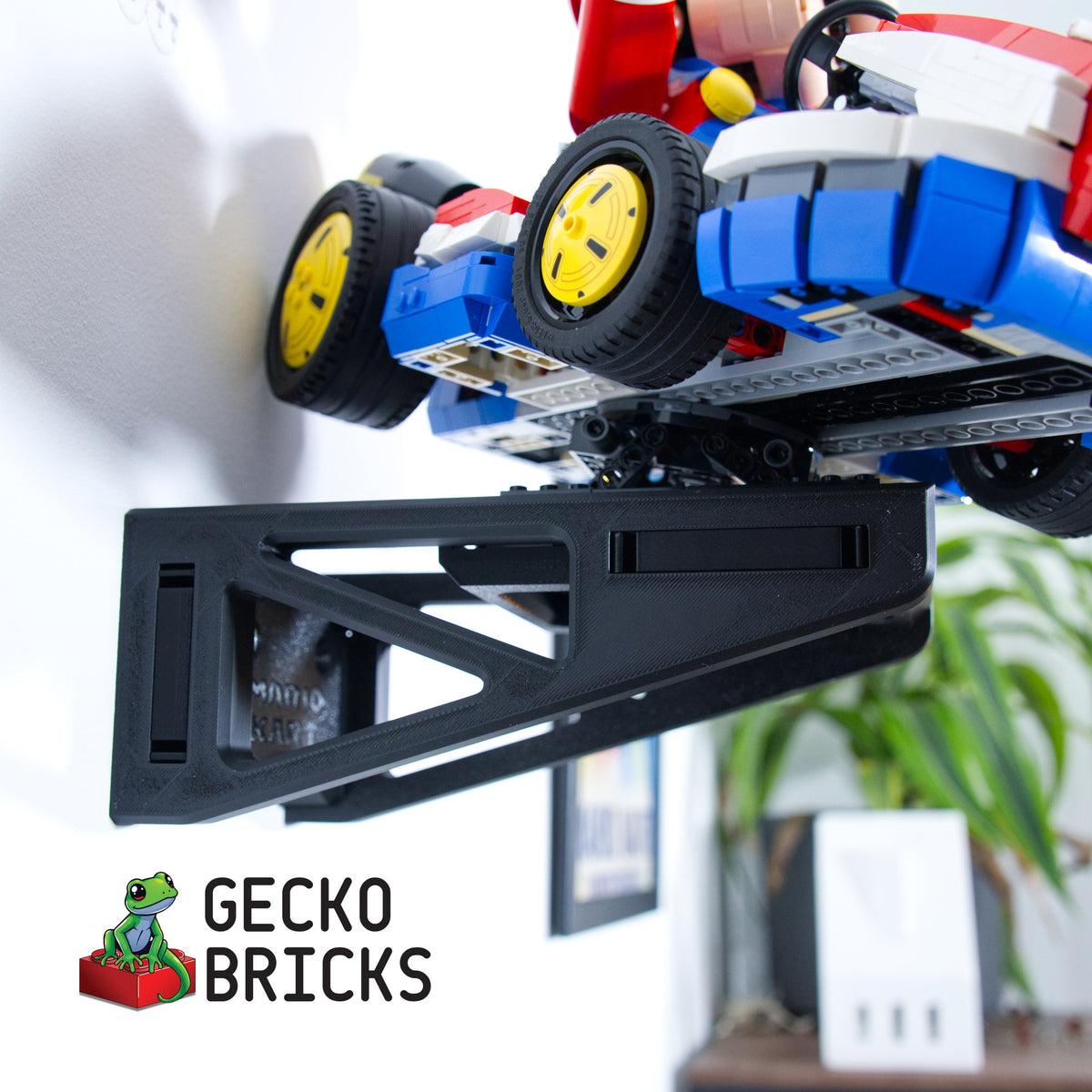 LEGO® Super Mario Mario Kart Mario & Standard Kart 72037 zwevend aan de muur met premium wandbeugel - aanzicht 6