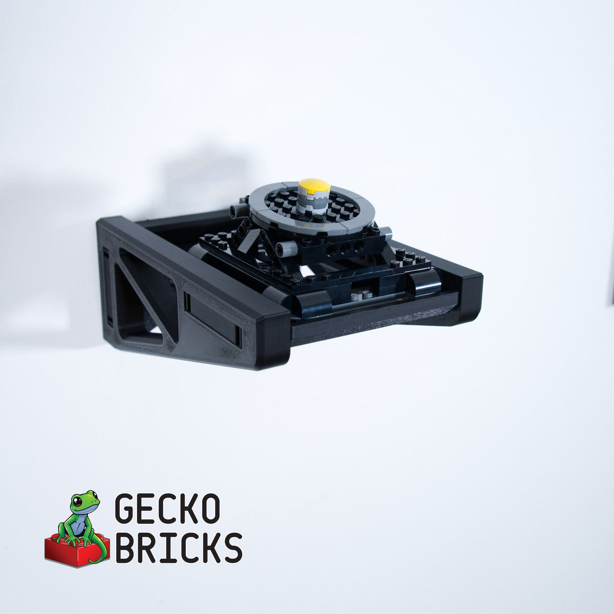 LEGO® Super Mario Mario Kart Mario & Standard Kart 72037 zwevend aan de muur met premium wandbeugel - aanzicht 7