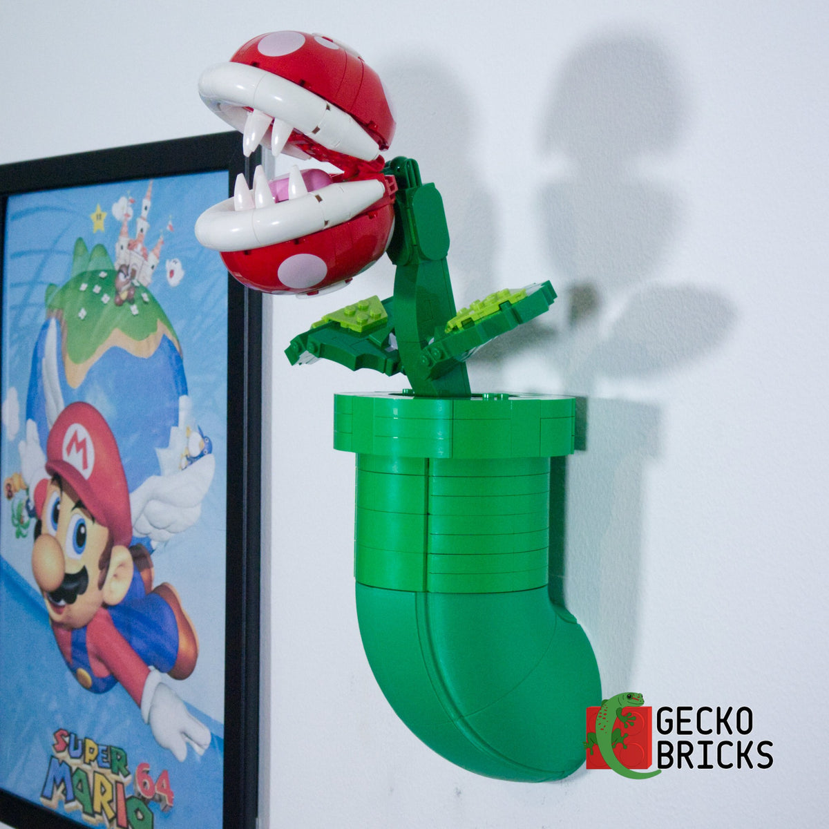 LEGO® Super Mario Piranha Plant 71426 aan de muur met premium wandbeugel - vooraanzicht