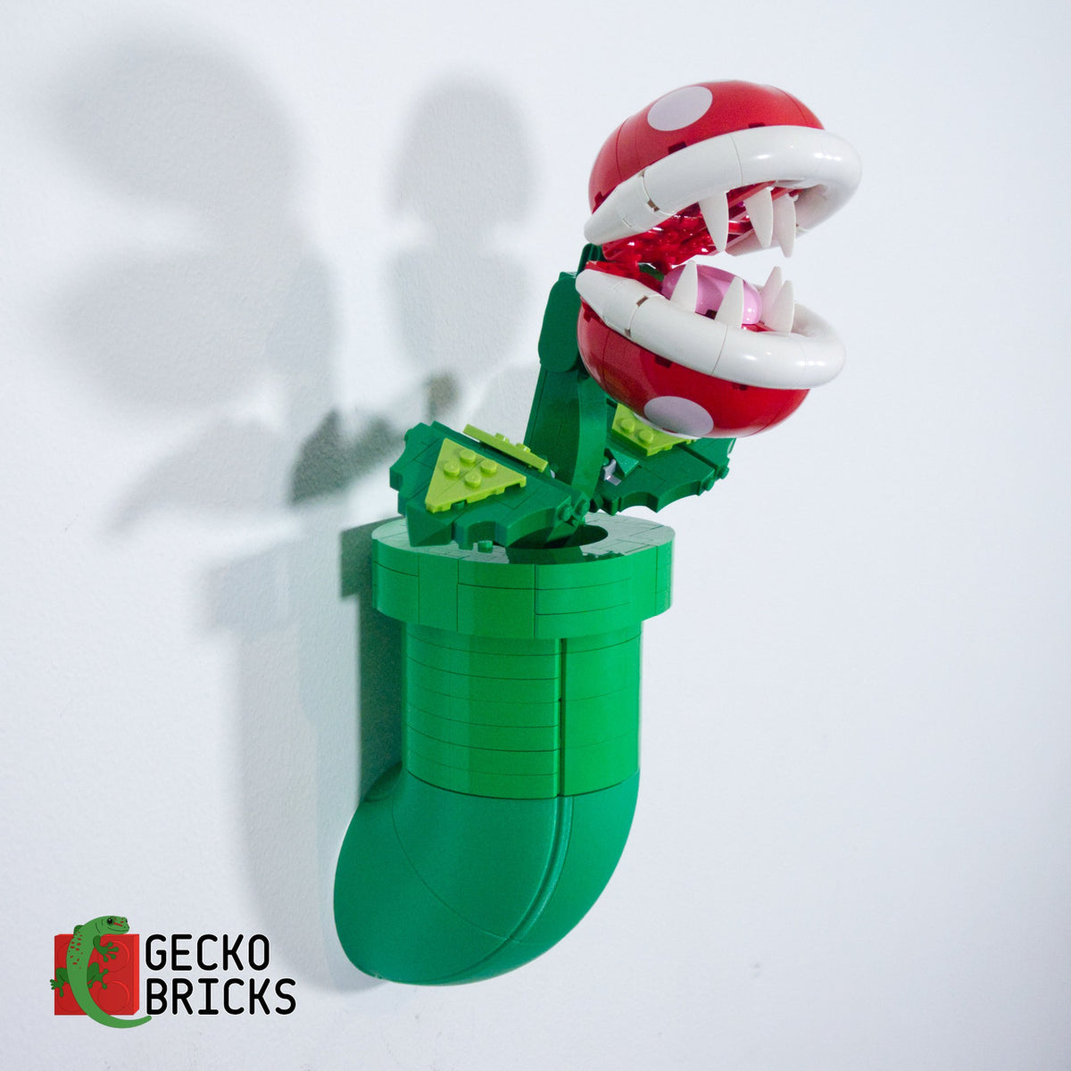 LEGO® Super Mario Piranha Plant 71426 zwevend aan de muur met premium wandbeugel - aanzicht 2