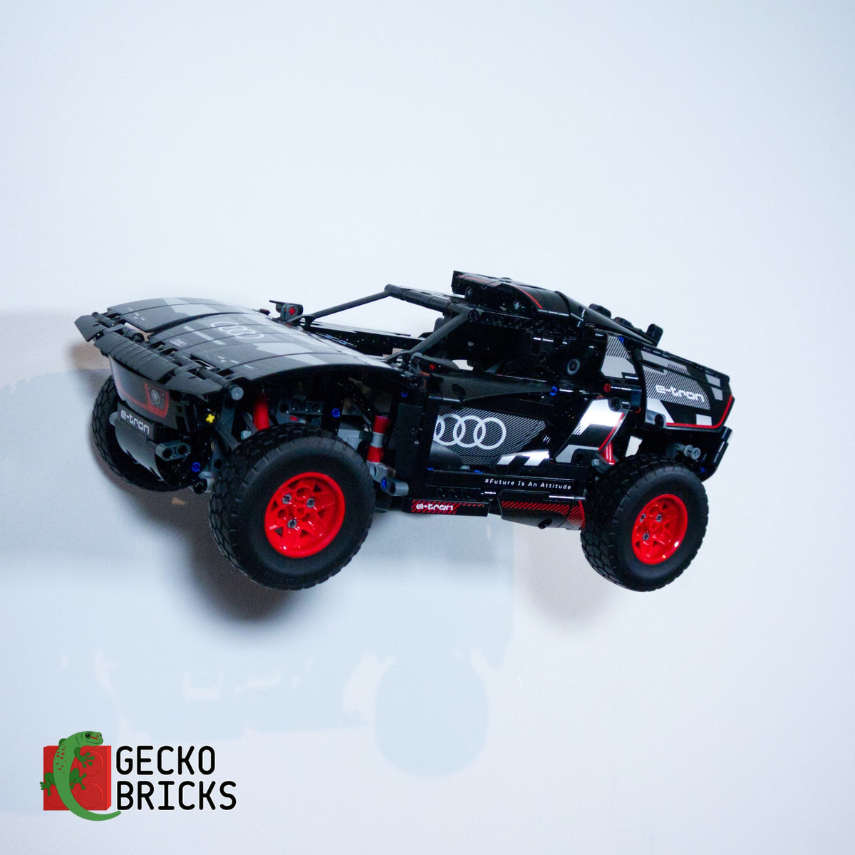 LEGO® Technic Audi RS Q e-tron 42160 zwevend aan de muur met premium wandbeugel - aanzicht 2