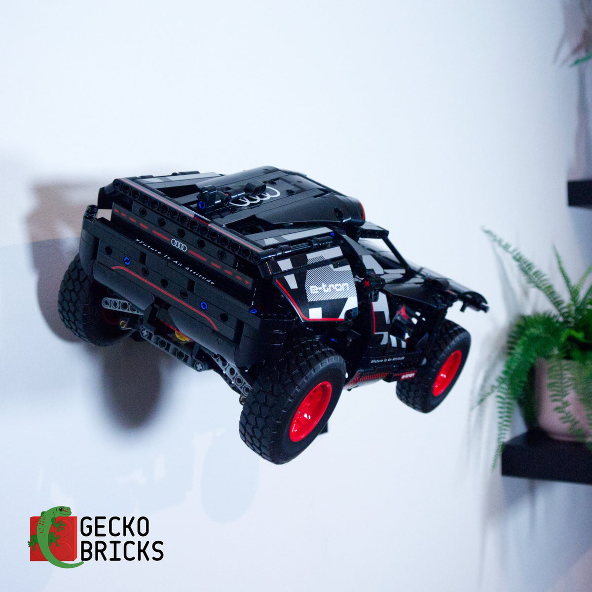 LEGO® Technic Audi RS Q e-tron 42160 zwevend aan de muur met premium wandbeugel - aanzicht 3