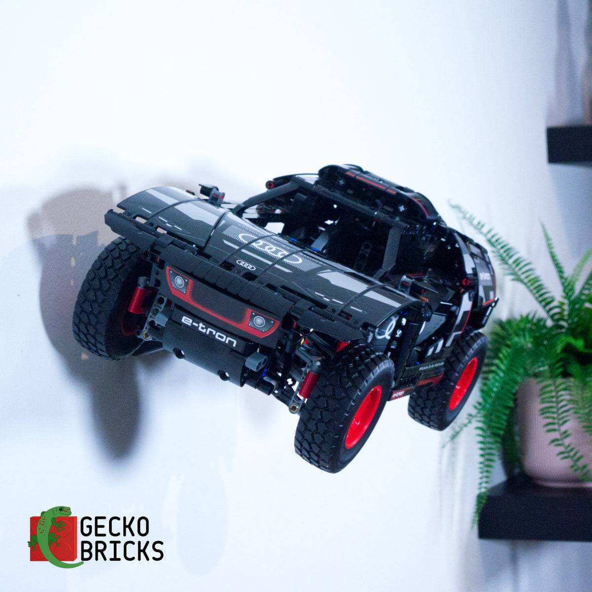 LEGO® Technic Audi RS Q e-tron 42160 zwevend aan de muur met premium wandbeugel - aanzicht 4