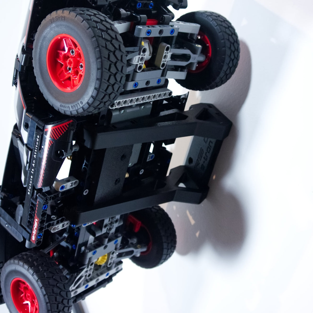 LEGO® Technic Audi RS Q e-tron 42160 zwevend aan de muur met premium wandbeugel - aanzicht 5