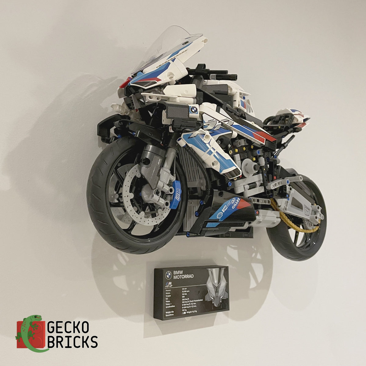 LEGO® Technic BMW M 1000 RR 1000 / 42130 aan de muur met premium wandbeugel - vooraanzicht