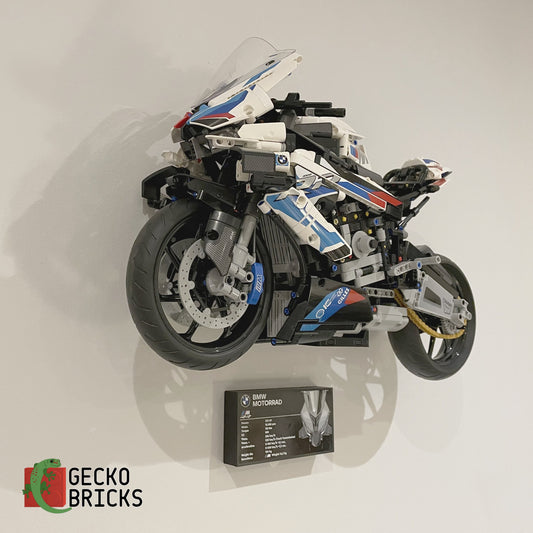 LEGO® Technic BMW M 1000 RR 1000 / 42130 aan de muur met premium wandbeugel - vooraanzicht