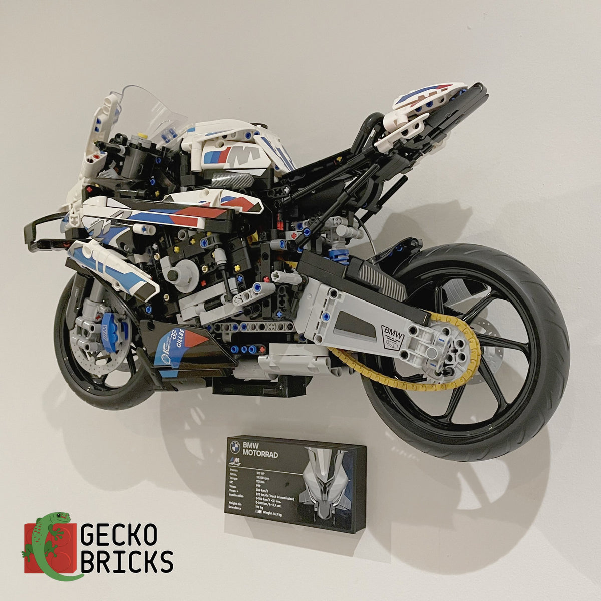 LEGO® Technic BMW M 1000 RR 1000 / 42130 zwevend aan de muur met premium wandbeugel - aanzicht 2