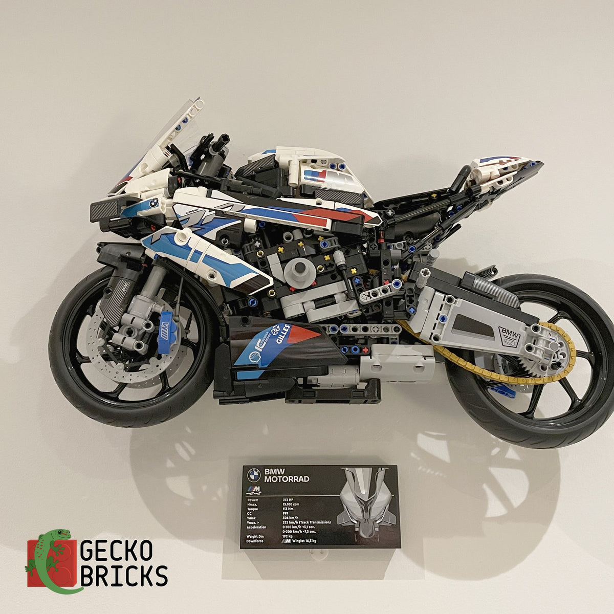 LEGO® Technic BMW M 1000 RR 1000 / 42130 zwevend aan de muur met premium wandbeugel - aanzicht 3