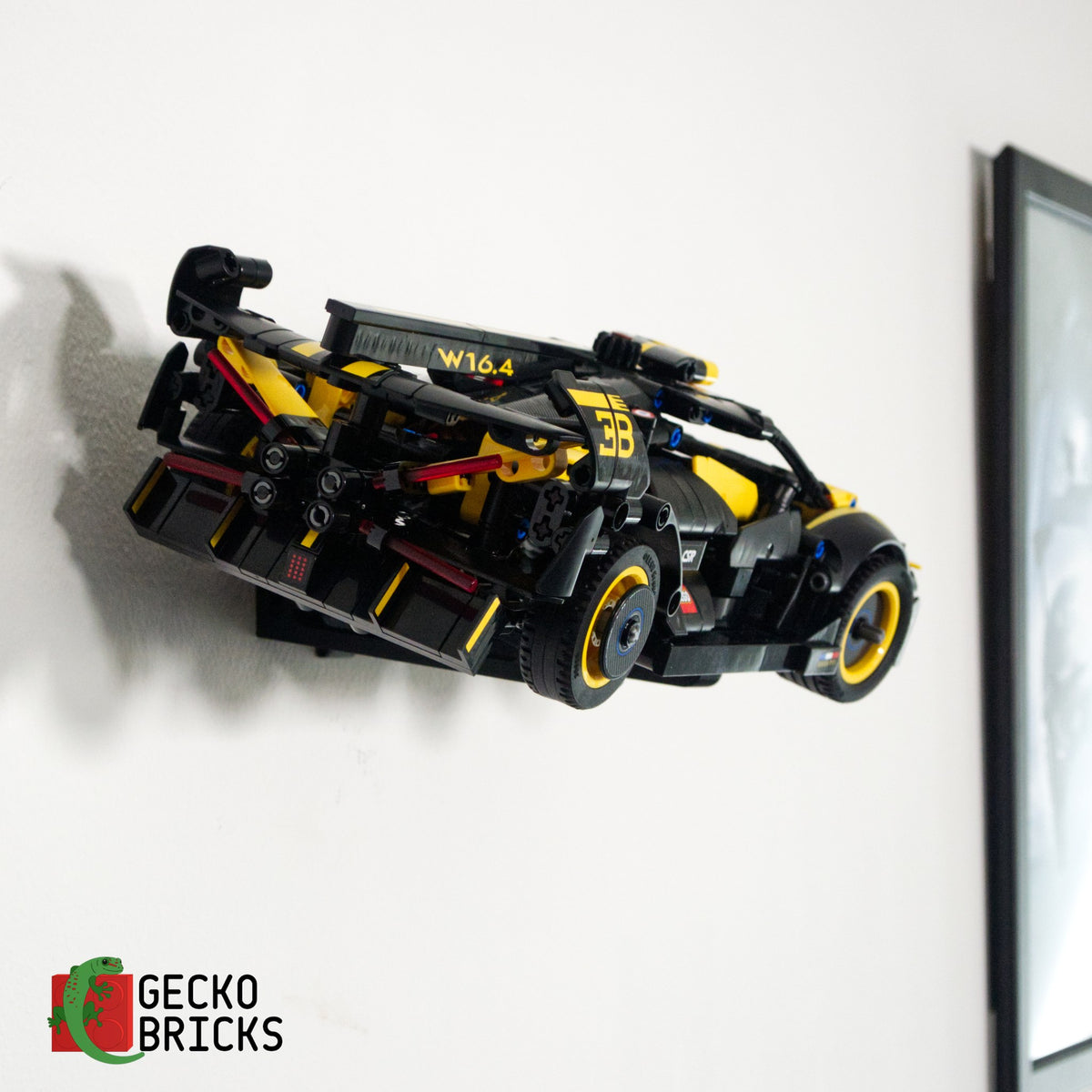 LEGO® Technic Bugatti Bolide 42151 zwevend aan de muur met premium wandbeugel - aanzicht 3