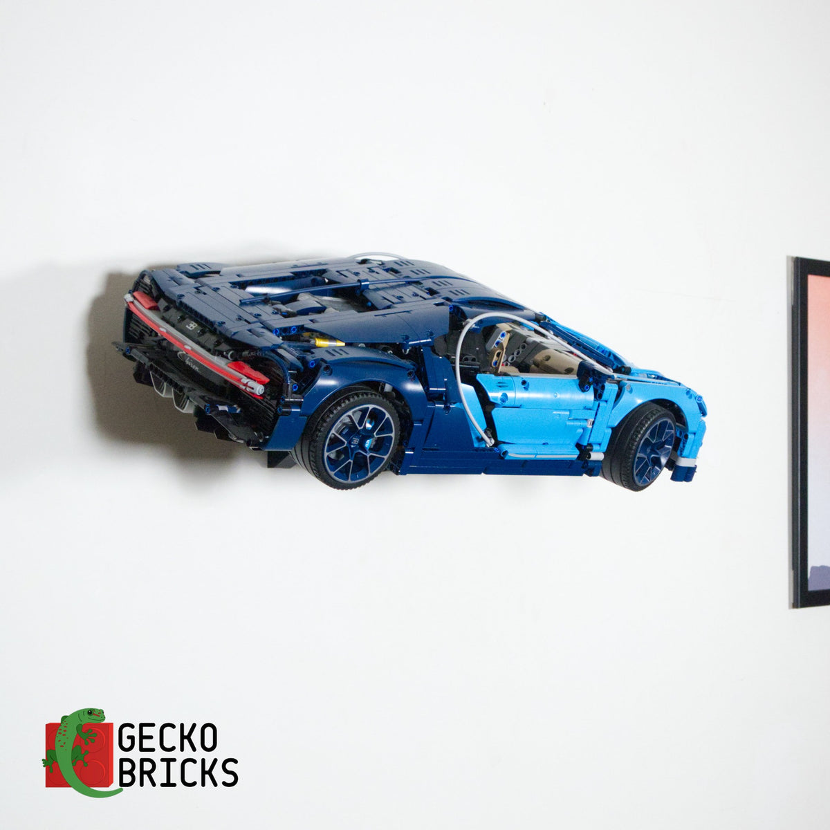LEGO® Technic Bugatti Chiron 42083 zwevend aan de muur met premium wandbeugel - aanzicht 3